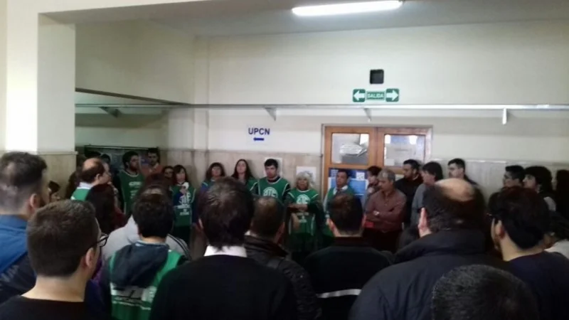 Tomaron el Ministerio de Defensa: denuncian 13 despidos