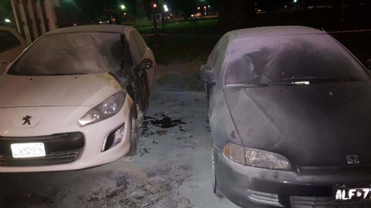Incendiaron dos autos frente al Ministerio de Seguridad bonaerense
