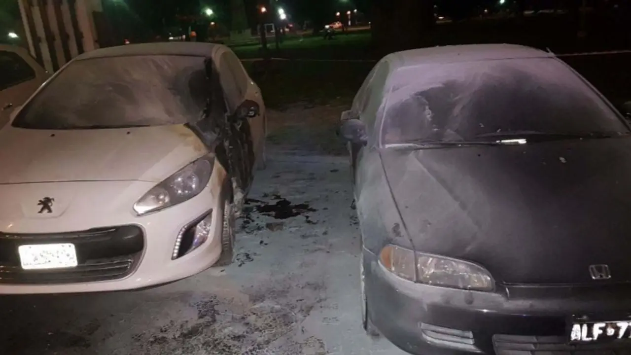 Incendiaron dos autos frente al Ministerio de Seguridad bonaerense