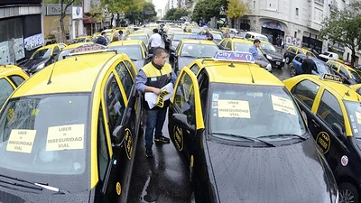 El brutal mensaje de un taxista en su auto contra el ajuste de Macri El brutal mensaje de un taxista en su auto contra el ajuste de Macri