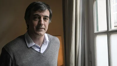 Detuvieron a un joven que le escribió mensajes por error a Esteban Bullrich Detuvieron a un joven que le escribió mensajes por error a Esteban Bullrich