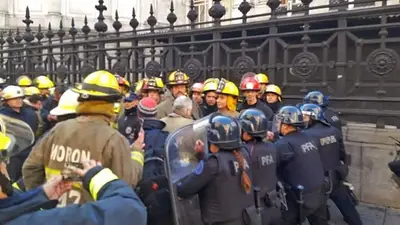 La Policía impidió a los bomberos voluntarios hacer un abrazo simbólico al Congreso La Policía impidió a los bomberos voluntarios hacer un abrazo simbólico al Congreso