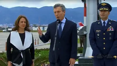 Mientras Macri aterrizaba en Colombia, un terremoto sacudía al país Mientras Macri aterrizaba en Colombia, un terremoto sacudía al país