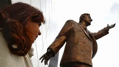 Polémico: el Gobierno de Ecuador sacará la estatua de Néstor Kirchner en Unasur por los cuadernos Polémico: el Gobierno de Ecuador sacará la estatua de Néstor Kirchner en Unasur por los cuadernos