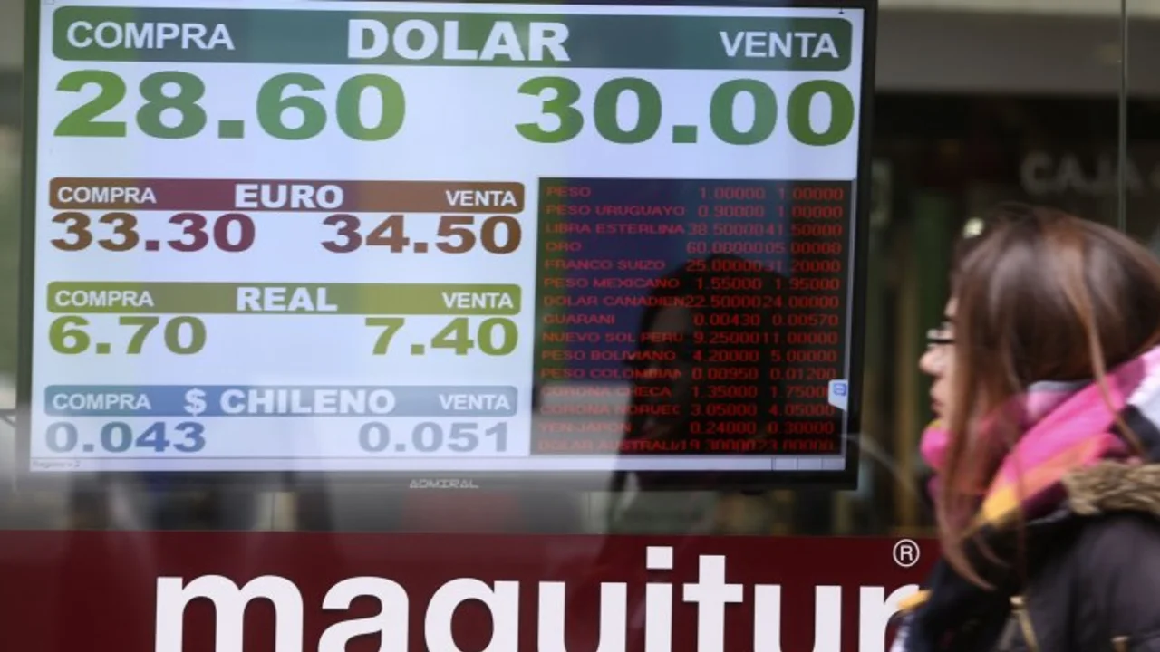 En un año, el peso se devaluó casi un 75%