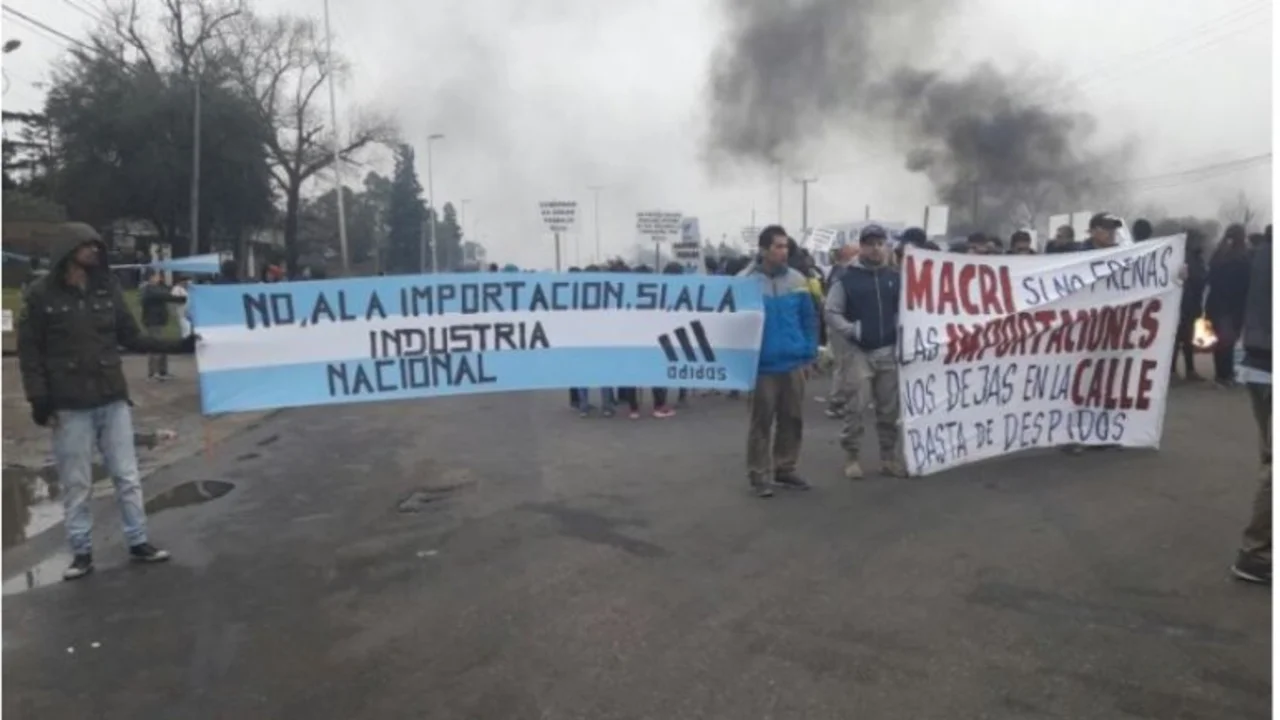 Por las importaciones, cerró una planta que producía para Adidas: 547 trabajadores en la calle