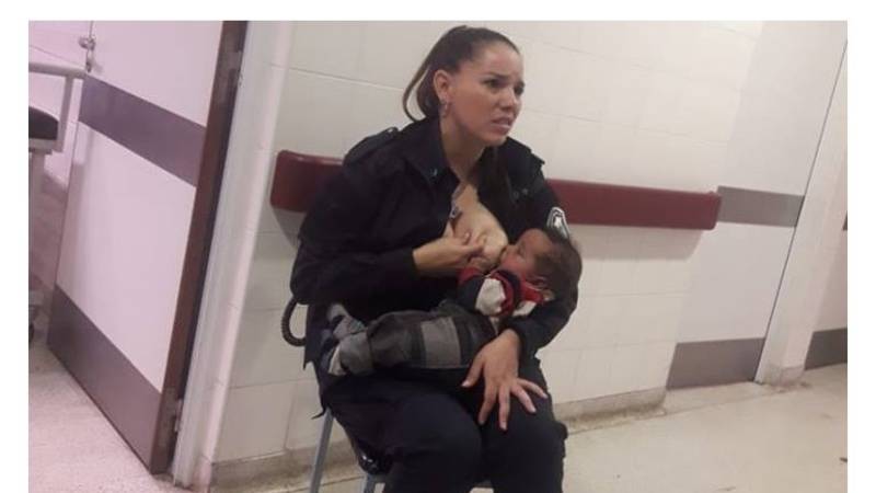 Una mujer policía sorprendió a los médicos cuando amamantó a un bebé