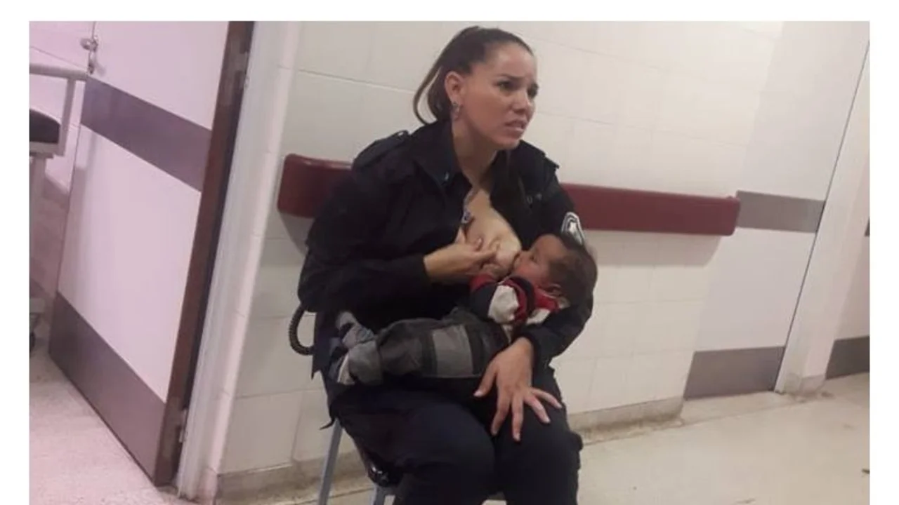 Una mujer policía sorprendió a los médicos cuando amamantó a un bebé