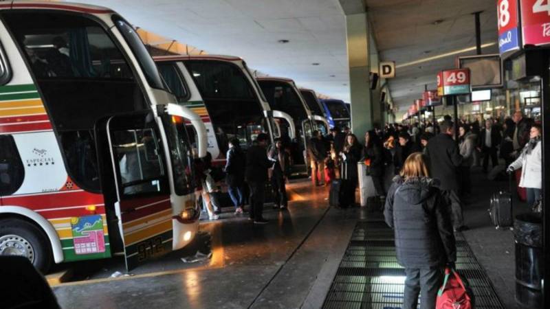 Tras la polémica con FlyBondi, el Gobierno habilita el funcionamiento de micros "low cost"