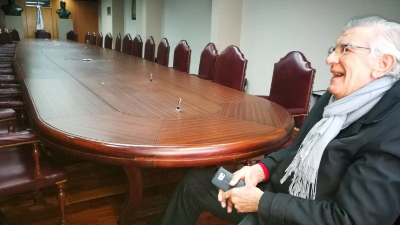 Gioja sospecha que haya instalado micrófonos durante la intervención