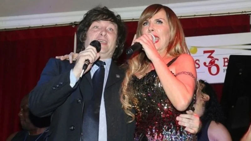 Javier Milei brindó un romántico show musical junto a su novia