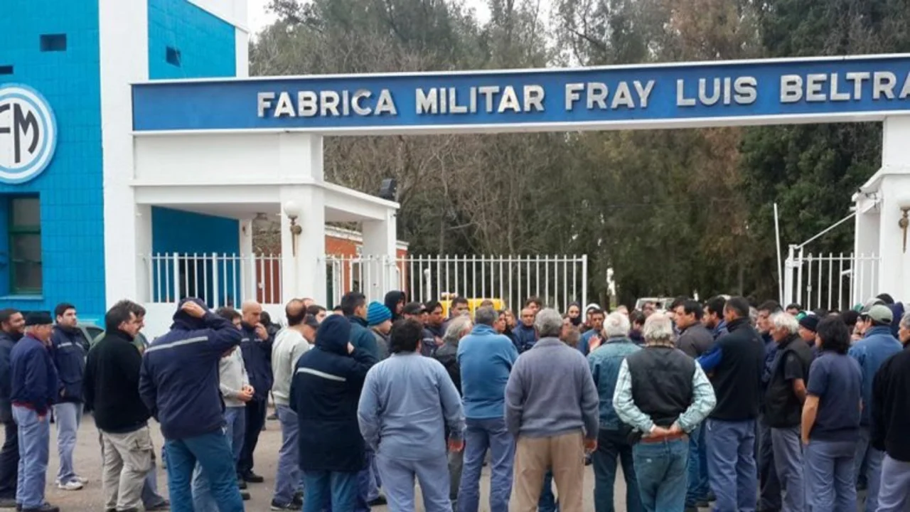 Desgarrador momento de los trabajadores cuando leen los despedidos en la Fábrica Militar