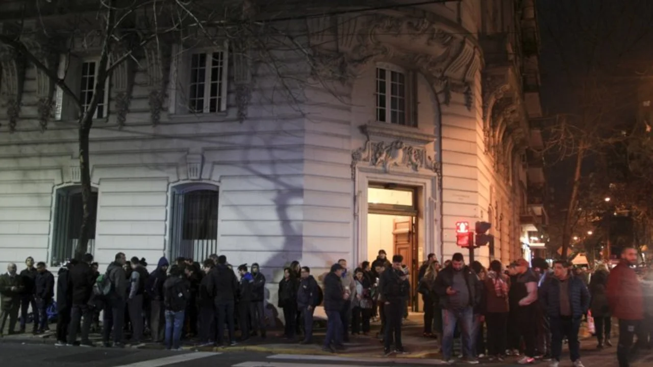 La vigilia en el departamento de Cristina, antes de los allanamientos