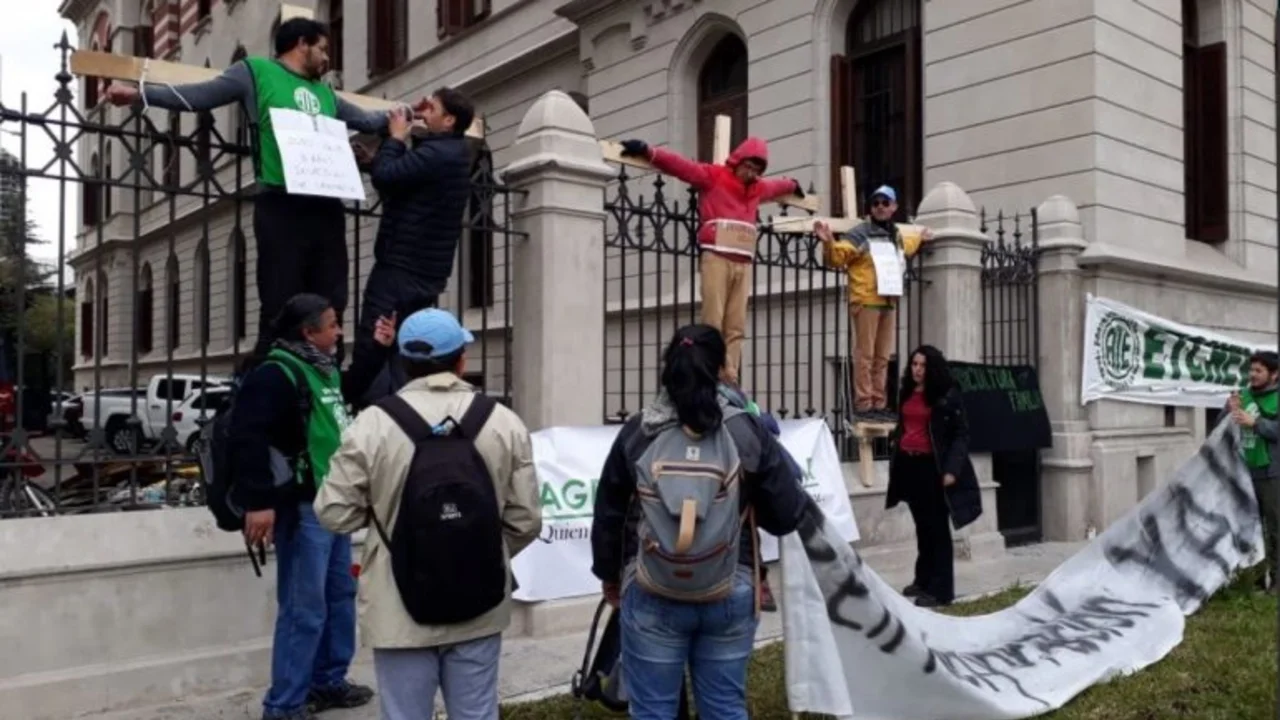 Trabajadores se crucificaron en el ministerio de Agroindustria