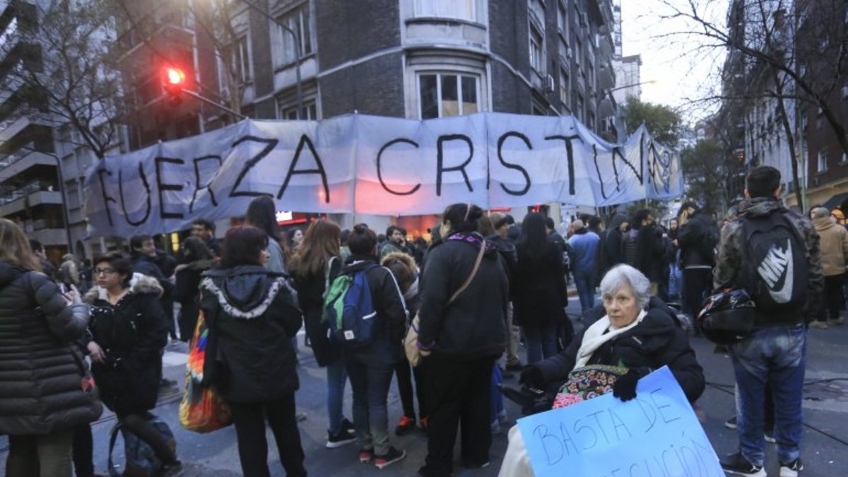 La increíble bandera en apoyo a Cristina Kirchner en pleno allanamiento ...