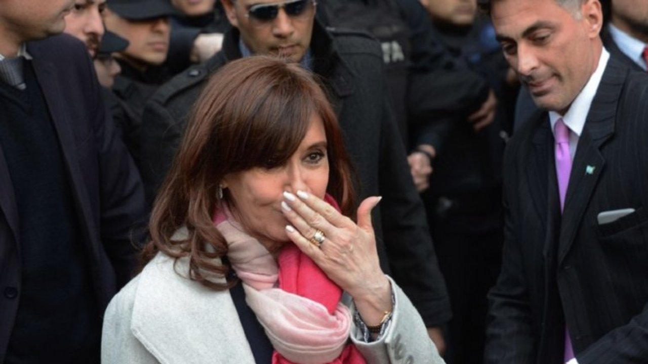 Cristina denunció la aparición de "sustancias tóxicas" en su departamento luego de los allanamientos