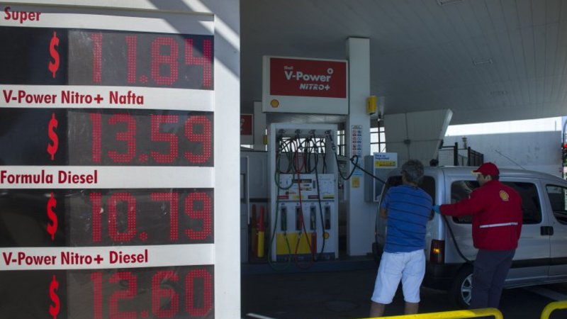 Desde que asumió Macri, el precio de la nafta subió más de 140%