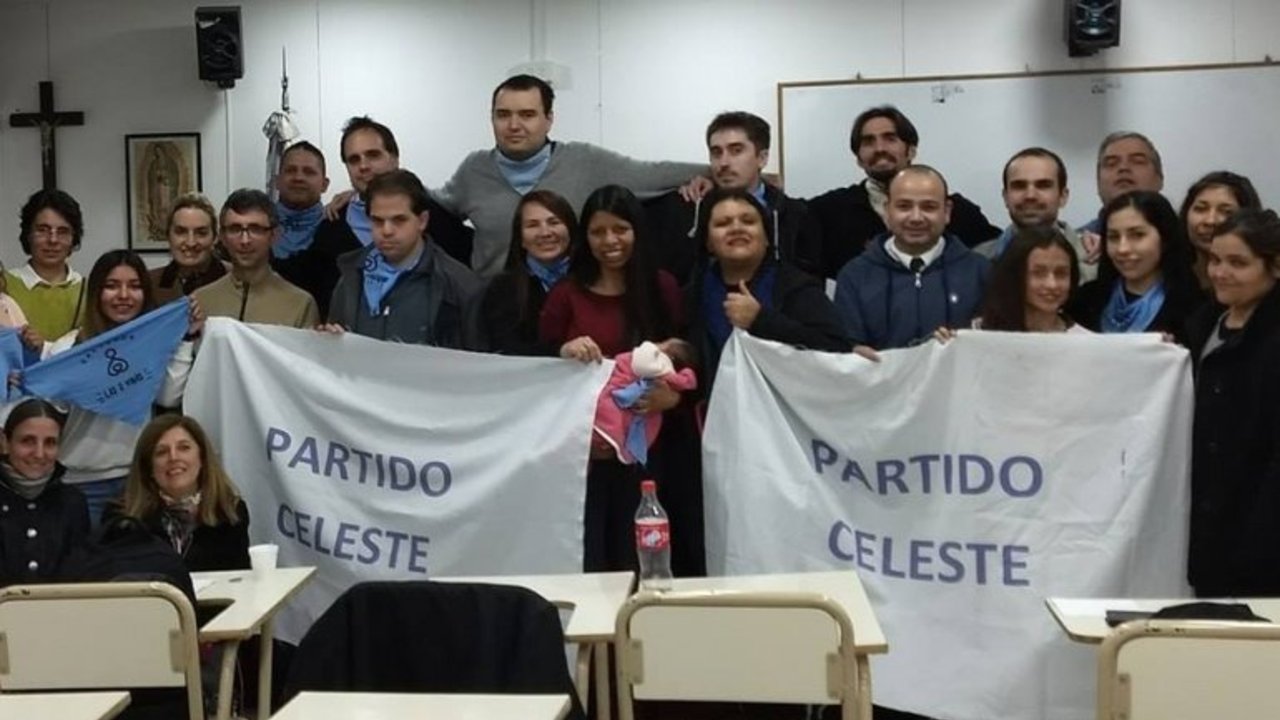 Alerta: grupos ultraconservadores lanzaron el "partido celeste" contra la legalización del aborto