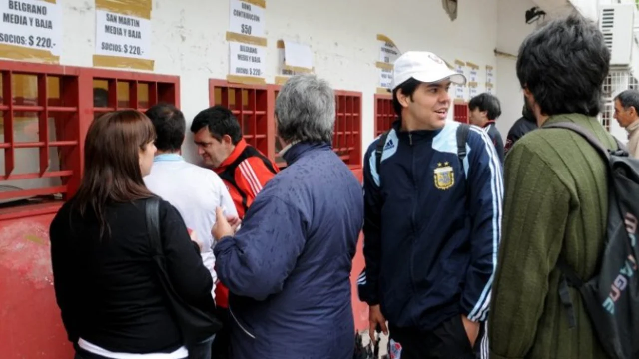 Al ritmo del dólar, aumentaron las entradas de fútbol: ¿A cuánto se van?