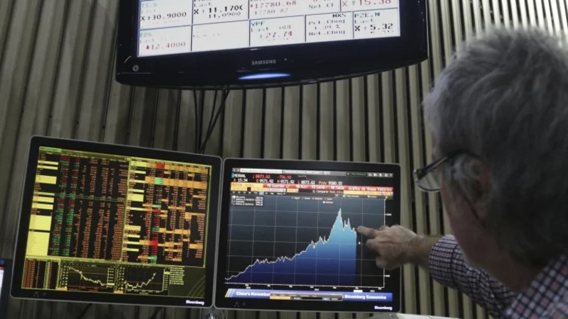 El riesgo país se dispara por encima de los 800 puntos básicos