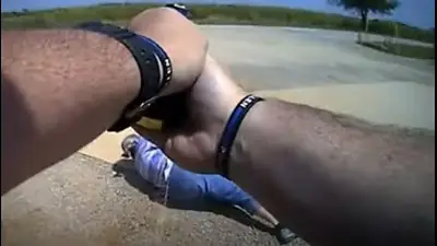 Video impactante: El violento ataque de un policía con una pistola Taser en EEUU Video impactante: El violento ataque de un policía con una pistola Taser en EEUU