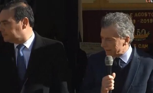 Un niño se desmayó junto a Mauricio Macri cuando hablaba de educación ...