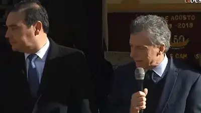 Un niño se desmayó junto a Mauricio Macri cuando hablaba de educación pública Un niño se desmayó junto a Mauricio Macri cuando hablaba de educación pública