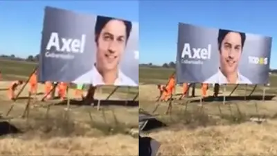 Elecciones 2019: así derriban carteles de Kicillof y Tolosa Paz en la autopista Buenos Aires- La Plata Elecciones 2019: así derriban carteles de Kicillof y Tolosa Paz en la autopista Buenos Aires- La Plata
