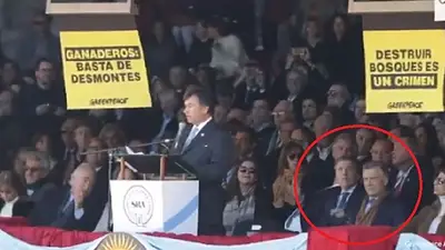 La insólita reacción de Dujovne cuando escracharon a Macri y Awada en La Rural La insólita reacción de Dujovne cuando escracharon a Macri y Awada en La Rural
