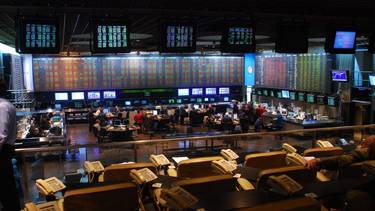 El riesgo país rompe la barrera de los 900 puntos 