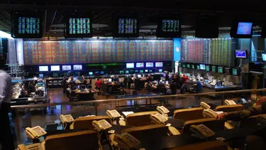 El riesgo país rompe la barrera de los 900 puntos 