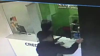 La Plata: dos policías uniformados intentaron asaltar una financiera La Plata: dos policías uniformados intentaron asaltar una financiera
