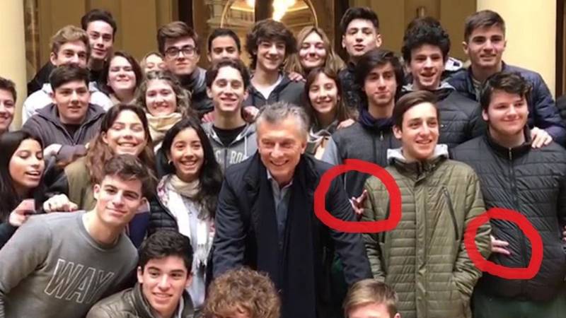 El gesto peronista que le hicieron unos jóvenes a Mauricio Macri en la Casa Rosada 