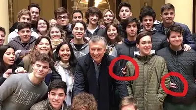 El gesto peronista que le hicieron unos jóvenes a Mauricio Macri en la Casa Rosada El gesto peronista que le hicieron unos jóvenes a Mauricio Macri en la Casa Rosada