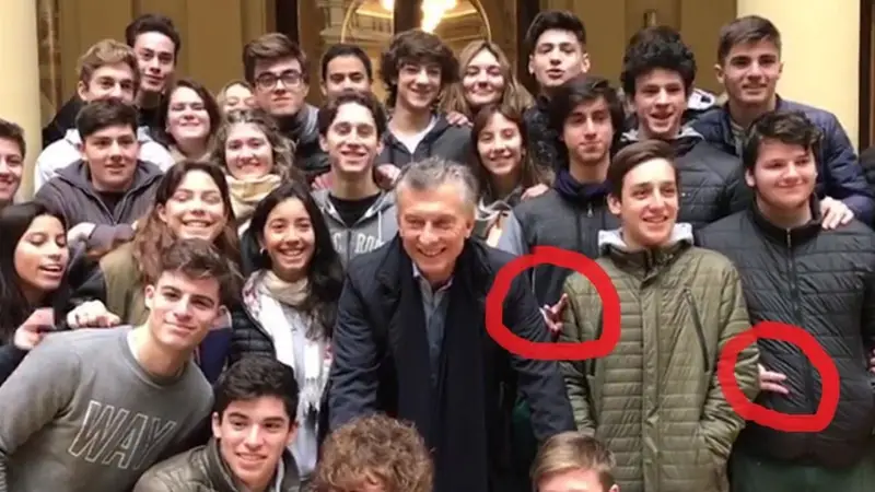 El gesto peronista que le hicieron unos jóvenes a Mauricio Macri en la Casa Rosada 