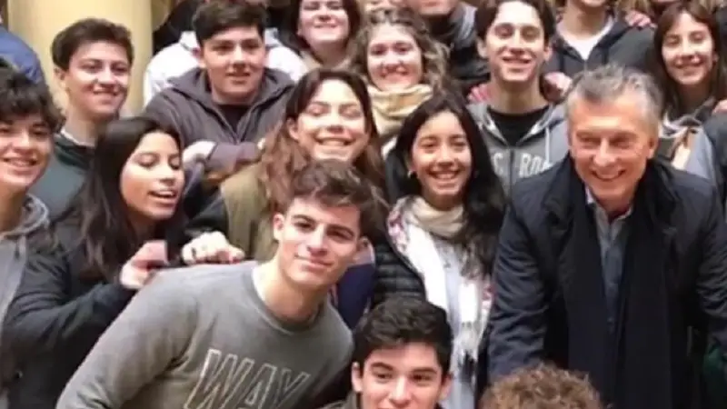 Elecciones 2019: el gesto peronista que hicieron estudiantes en una foto con Macri