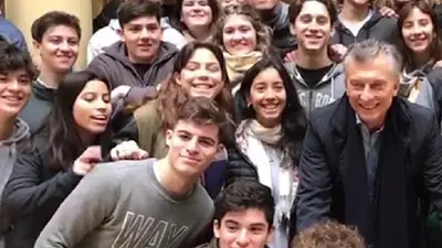 Elecciones 2019: el gesto peronista que hicieron estudiantes en una foto con Macri Elecciones 2019: el gesto peronista que hicieron estudiantes en una foto con Macri