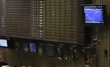 La CNV flexibilizó la operación del dólar contado con liquidación | Deuda