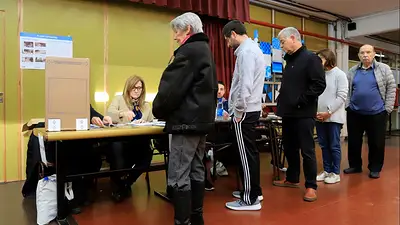Elecciones, gente haciendo fila para votar Elecciones, gente haciendo fila para votar