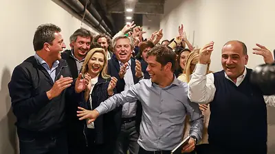 Elecciones 2019: tras ganar las PASO, Massa, Kicillof y Alberto Fernández cantaron "Vamos a volver" y "Alberto Presidente" Elecciones 2019: tras ganar las PASO, Massa, Kicillof y Alberto Fernández cantaron "Vamos a volver" y "Alberto Presidente"