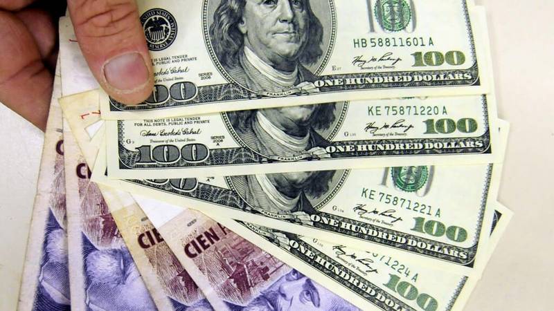 Dólar hoy: se devaluó un 20% y cerró a $ 57,29