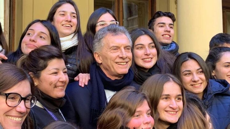 Elecciones 2019: desesperado, Macri le pidió a unos estudiantes "poner más votos"