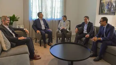 Mauricio Macri y sus Ministros cobrarán el bono de $5000 anunciado para paliar la crisis económica Mauricio Macri y sus Ministros cobrarán el bono de $5000 anunciado para paliar la crisis económica