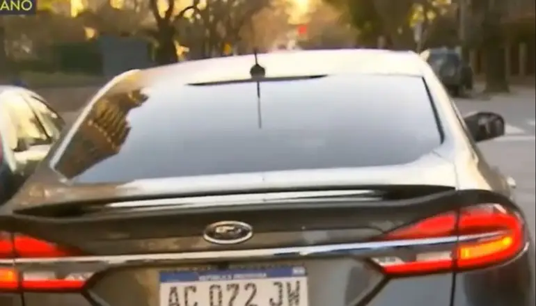 Insólito: el auto con el que se escapó Dujovne para no hablar de la crisis económica debe casi $75.000 de patente