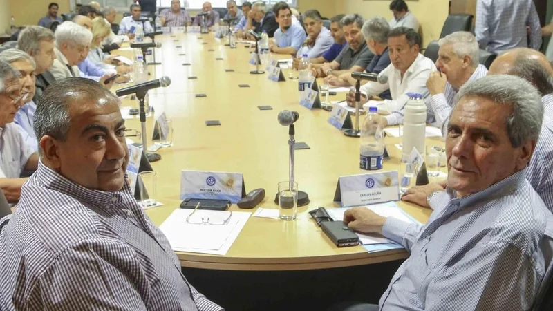 Crisis económica: los gremios le pedirán a Macri que se triplique el salario mínimo y alcance la canasta básica