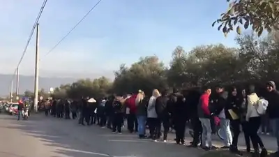 Crisis económica: realizaron dos kilómetros de fila para buscar trabajo en un supermercado de Tucumán Crisis económica: realizaron dos kilómetros de fila para buscar trabajo en un supermercado de Tucumán
