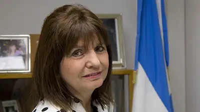 Patricia Bullrich insultó a una vecina que le preguntó por Santiago Maldonado: "Andá a la puta que te parió" Patricia Bullrich insultó a una vecina que le preguntó por Santiago Maldonado: "Andá a la puta que te parió"