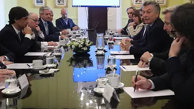 "El velorio" de Cambiemos: la foto viral con las caras de los funcionarios cuando asumió Hernán Lacunza "El velorio" de Cambiemos: la foto viral con las caras de los funcionarios cuando asumió Hernán Lacunza