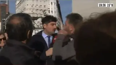 Otro periodista de C5N fue atacado por los militantes macristas en el Obelisco Otro periodista de C5N fue atacado por los militantes macristas en el Obelisco