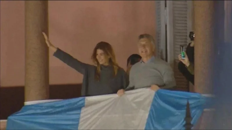 Elecciones 2019: el insólito gesto de Macri en el balcón de la Casa Rosada